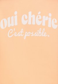 Pfirsichfarbener Hintergrund mit weißem Text, der "oui chérie C'est possible." lautet. Die Schrift ist fett und verspielt, mit einer glatten Textur.