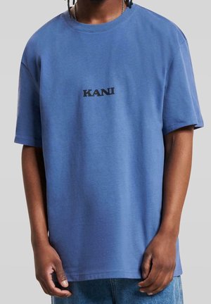 Blaues Baumwoll-T-Shirt mit Rundhalsausschnitt und kurzen Ärmeln, mit einem schwarzen "KANI"-Logo auf der Vorderseite. Lässige Passform.