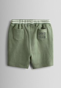 Olivengrønne shorts til småbørn med stribet elastik i taljen og to baglommer; en lomme broderet med teksten "DINO CLUB".