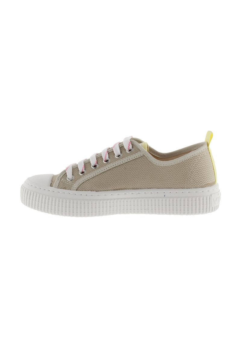 Sneaker in rete beige con suola in gomma bianca, punta rotonda, lacci rosa e bianchi e dettaglio giallo sul tallone. Presenta pannelli laterali testurizzati.