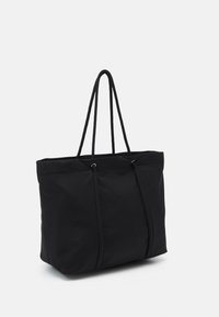 Svart nylon tote-väska med två långa handtag, med en enkel och rymlig design samt snörstängning för säker åtkomst.