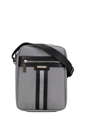 Borsa a tracolla in tessuto grigio con accenti neri, dotata di chiusura con zip superiore, due strisce verticali e tracolla regolabile.