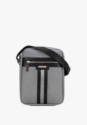 Šedá látková taška přes rameno s černými akcenty, opatřená vrchním zipem, dvěma vertikálními pruhy a nastavitelným popruhem.