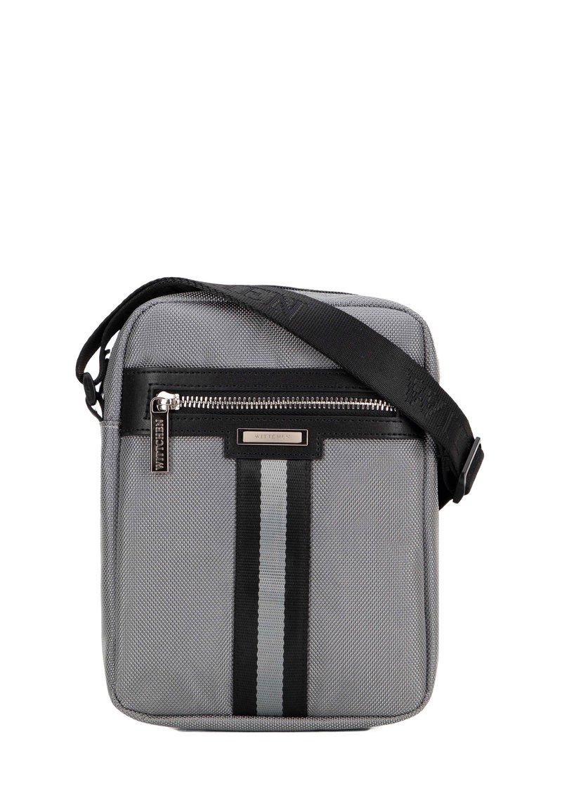 Graue Stoff-Crossbody-Tasche mit schwarzen Akzenten, ausgestattet mit einem oberen Reißverschluss, zwei vertikalen Streifen und einem verstellbaren Tragegurt.