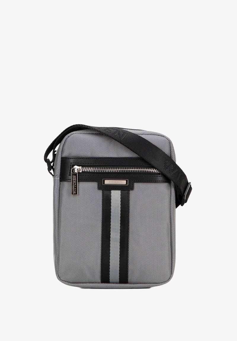 Borsa a tracolla in tessuto grigio con accenti neri, dotata di chiusura con zip superiore, due strisce verticali e tracolla regolabile.