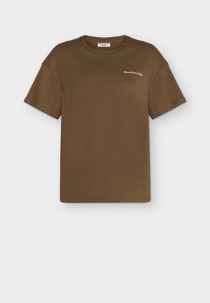 Barna rövid ujjú, kerek nyakú póló, bal mellrészen "Marc O'Polo Denim" felirattal, egy egyszínű világos háttéren bemutatva.