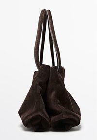 Sac fourre-tout en suède marron avec deux longues poignées. Texture douce, design décontracté et base froncée créent un look informel. Aucune quincaillerie ou accent visible.