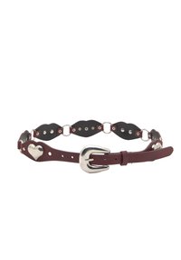Burgundi bőrszíj ezüst hardware-rel, szív alakú csattal és váltakozó fekete és burgundi fodros szakaszokkal. Állítható méret.