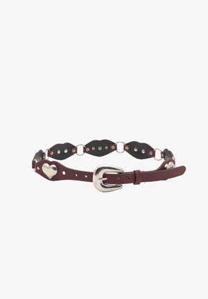 Bordový kožený opasok so striebornými prvkami, srdcovou prackou a striedajúcimi sa čiernymi a bordovými vlnkovými sekciami. Nastaviteľná veľkosť.