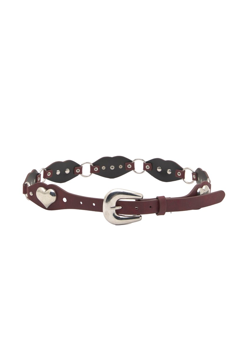 Burgundi bőrszíj ezüst hardware-rel, szív alakú csattal és váltakozó fekete és burgundi fodros szakaszokkal. Állítható méret.