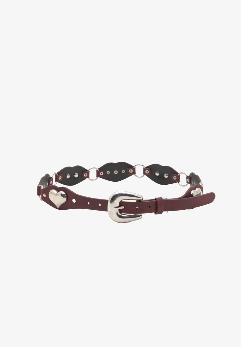 Burgundi bőrszíj ezüst hardware-rel, szív alakú csattal és váltakozó fekete és burgundi fodros szakaszokkal. Állítható méret.