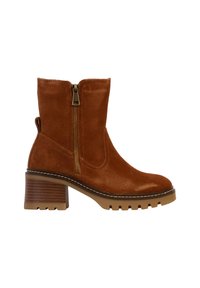 Stivali ankle in suede color tan con zip laterale, punta rotonda e tacco spesso. Presentano cuciture a contrasto e una suola in gomma testurizzata.