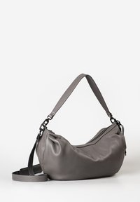 Graue, genarbte Leder-Schultertasche mit breitem Trageriemen, Reißverschlussverschluss und abnehmbarem dünnem Crossbody-Riemen auf einem weißen Hintergrund.