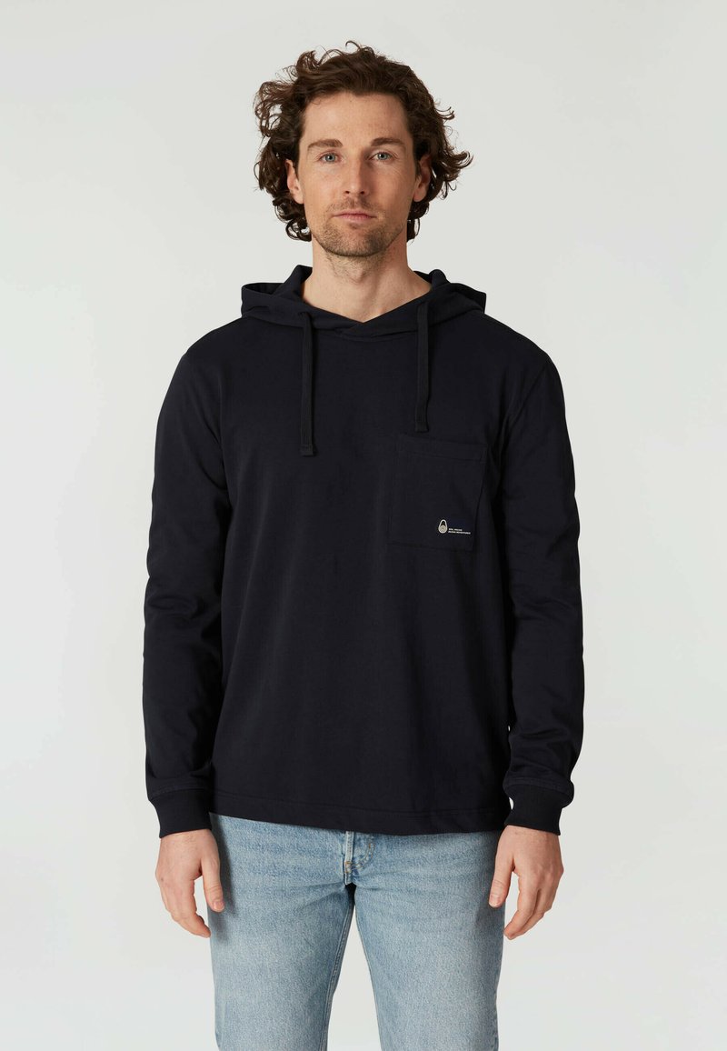 Sudadera de manga larga color azul marino hecha de algodón, con un bolsillo frontal y cordones en el cuello, además de un sutil detalle de logo.