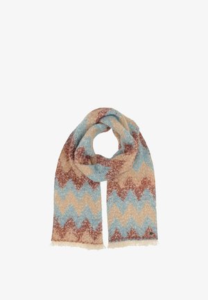 Mäkký pletený šál so zigzagovým vzorom v béžovej, modrej a hnedej farbe, voľne ovinutý s frkami na okrajoch.