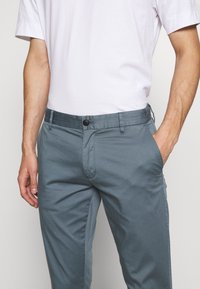 Emporio Armani Pantalones chinos - mottled blue
