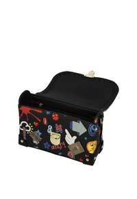 Bolso negro con estampados gráficos coloridos, cierre redondo dorado, bordes texturizados y tachuelas decorativas. En el interior cuenta con un forro negro liso.