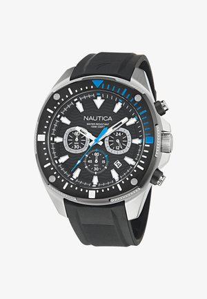 Zegarek Nautica z czarną tarczą analogową, srebrną stalową obudową, niebieskimi akcentami, gumowym paskiem oraz wieloma subtarczami chronografu.