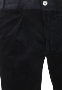 Zwarte corduroy broek met verticale geribbelde textuur, voorzien van een zilveren knoop aan de tailleband en een rechte pijp.