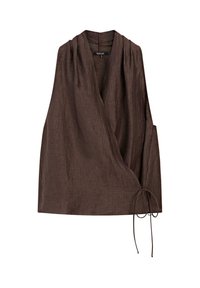 Top avvolgente senza maniche di colore marrone scuro, realizzato in lino, con scollatura a V profonda e un nastro annodato in vita in un tessuto morbido e strutturato.