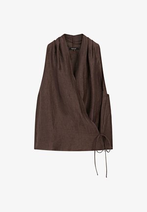 Top enveloppant sans manches de couleur marron foncé, fabriqué en lin, avec un décolleté en V profond et un accent noué à la taille en tissu doux et texturé.
