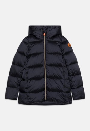 Veste matelassée marine avec capuche, présentant des coutures horizontales, une fermeture éclair avant avec un tirant orange, et une patch logo sur la manche.