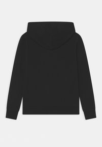 Svart hoodie med en slät textur, som har en kenguruficka och ribbade ärmslut. Enkel, utan synliga logotyper eller mönster.