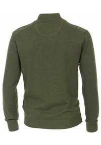 Olivgrüner Strickpullover mit hohem Kragen, gerippten Bündchen und Saum. Er hat eine einfarbige Textur ohne sichtbare Muster oder Akzente.