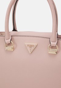 Roze gemarmerde handtas met gouden details, voorzien van een driehoekige logo-plaat en dubbele zwarte bovenhandvaten. Gladde, gestructureerde vormgeving.