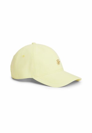 Bladożółta czapka bejsbolowa z delikatnymi pionowymi paskami i małym złotym emblem na przednim lewym panelu na białym tle.