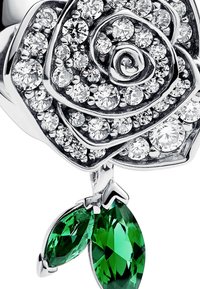 Silberner Schmuck in Form einer Rose, ausgestattet mit einem Cluster diamantähnlicher Steine und zwei grün smaragdähnlichen Blättern.