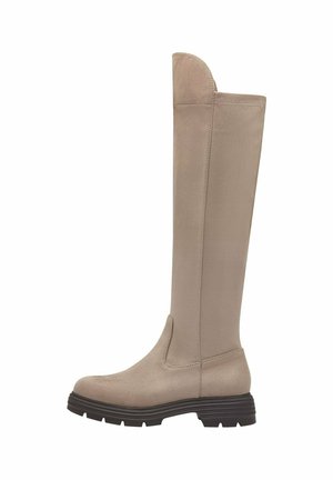 Botte suède beige à hauteur de genou avec un bout arrondi, un design simple et une semelle en caoutchouc noir texturé. Présente des coutures minimales et un revers repliable.