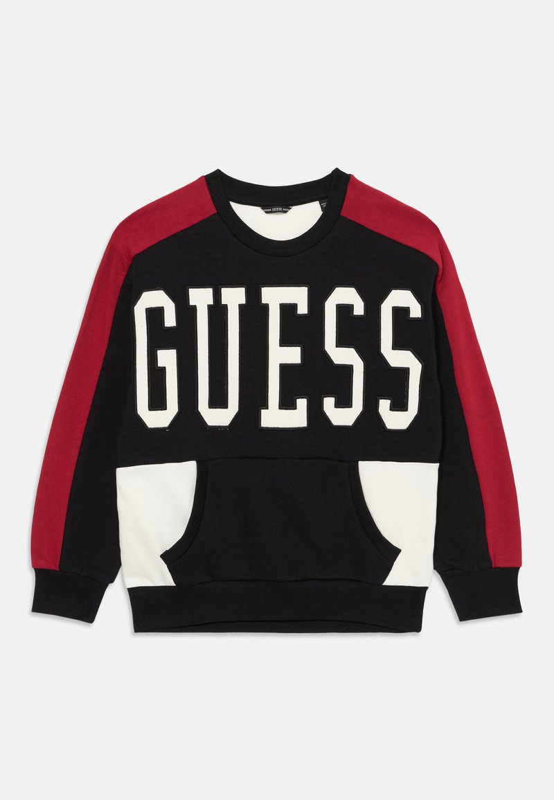 Svart sweatshirt med røde ermer og hvite paneler, prydet med store hvite "GUESS" bokstaver og en front kangaroo-lomme.