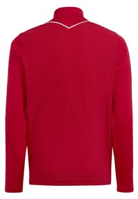 Rotes Langarm-Polohemd mit strukturiertem Muster, hohem Kragen und kontrastierenden weißen Nähten entlang des Halsausschnitts.