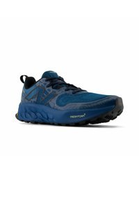 Zapato deportivo azul con parte superior de malla, acentos texturizados y cordones negros. Cuenta con una suela acolchada marcada "FRESH FOAM" para mayor comodidad.
