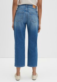 Lichtblauwe denim cropped jeans met een rechte pijp, voorzien van twee achterzakken en een leren label op de tailleband. Geweven stof.