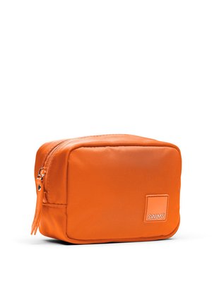 Kompakt rektangulær orange toilettaske med lynlås og lille SWIMS logo patch foran, vist på hvid baggrund.