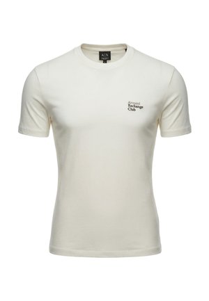 T-shirt blanc cassé à manches courtes et col rond avec un petit texte "Armani Exchange Club" sur le côté gauche de la poitrine.