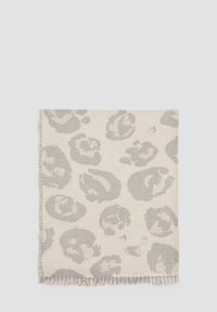 Écharpe beige avec imprimé léopard gris, caractérisée par un tissage texturé et des bords frangés. Mesure environ 150 x 180 cm, de forme rectangulaire.