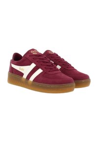 Sneaker in suede color bordeaux con accenti a strisce bianche, suola in gomma e design con lacci. Logo Gola sulla linguetta e sul lato.