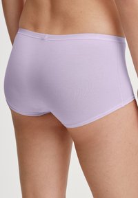Lila katoenen boyshort ondergoed met een naadloos ontwerp, zachte textuur en een elastische tailleband, met een lage achterkant.
