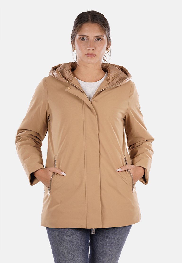 Giacca impermeabile color sabbia con chiusura a zip, tasche inclinate e cappuccio foderato. Tessuto liscio con design aderente e stile casual.