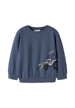 Sweat-shirt bleu à manches longues pour enfants avec un col rond et un motif imprimé d'un chargeur de chantier blanc et jaune sur le côté inférieur droit.