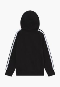 Felpa nera con cappuccio e strisce laterali bianche, con loghi "Champion" ripetuti, vista da dietro.