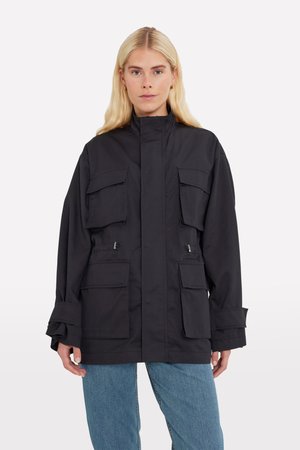 Schwarze Parka-Jacke mit hohem Kragen, zwei vorderen Klappentaschen und verstellbaren Kordeln in der Taille. Hergestellt aus strapazierfähigem Material, lockere Passform.