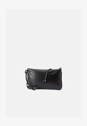 Borsa a tracolla nera in pelle con una superficie liscia, forma rettangolare, tracolla regolabile e dettagli in metallo dorato.