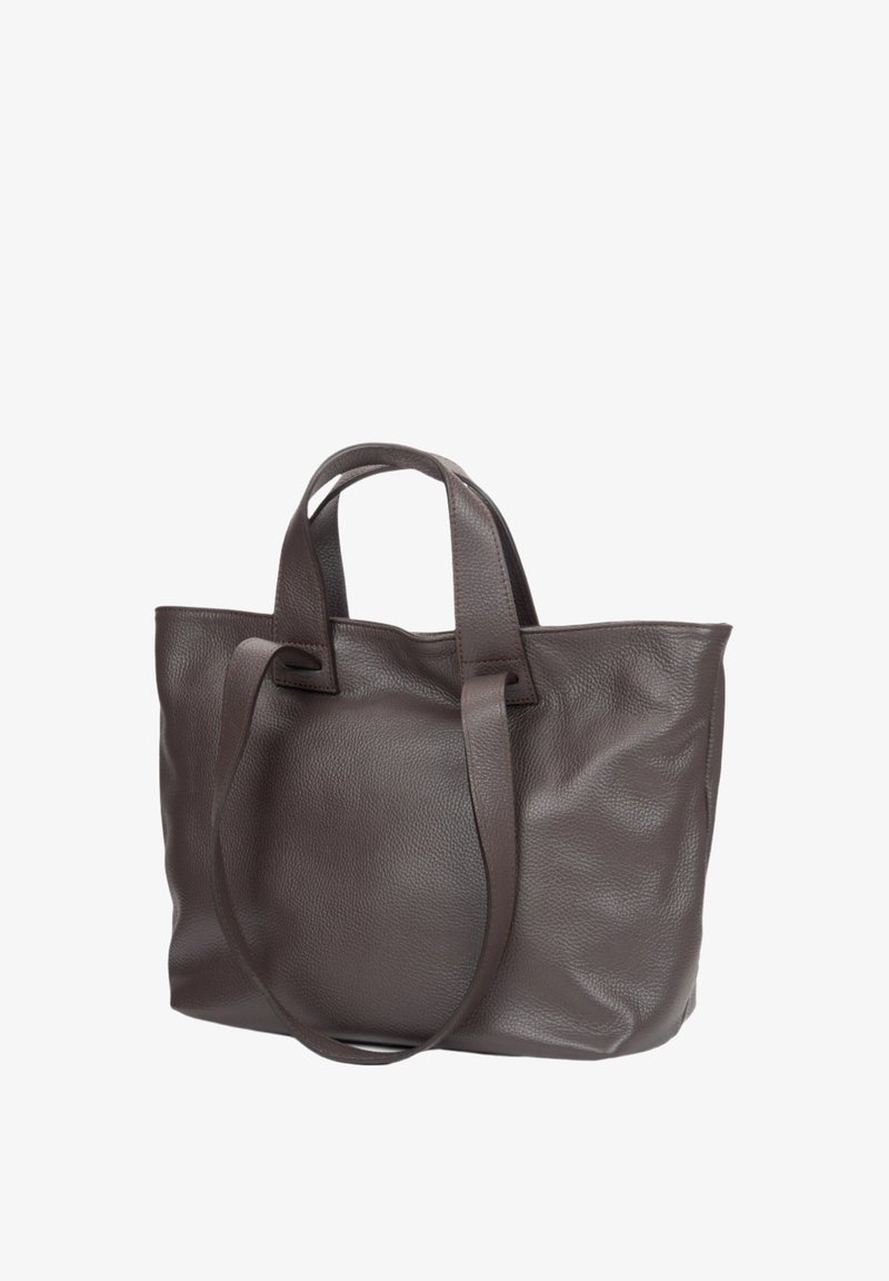 Bruine leren tote bag met een gestructureerd oppervlak, twee stevige handvatten en een open bovenkant. Eenvoudig ontwerp zonder zichtbare hardware of patronen.