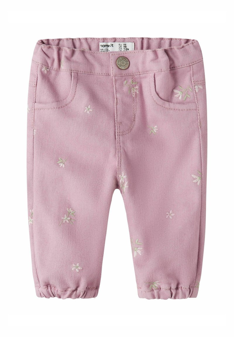 Rožinės medvilninės kelnės su elastine juosmens dalimi. Papuoštos gėlių siuvinėjimu, turi du priekinius kišenes ir surinktas kulkšnies dalis, suteikiančias aptemptą išvaizdą.