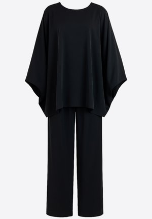 Sort todelt outfit med en løs, vid-ærmet top og bukser med lige ben, lavet af blødt stof med en glat tekstur.