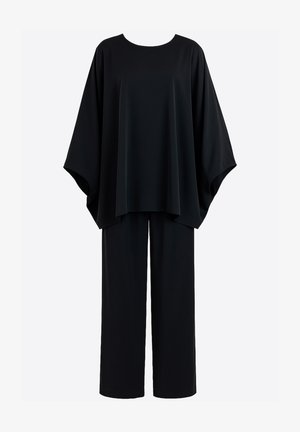 Sort todelt outfit med en løs, vid-ærmet top og bukser med lige ben, lavet af blødt stof med en glat tekstur.